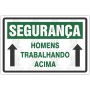 Homens trabalhando a cima